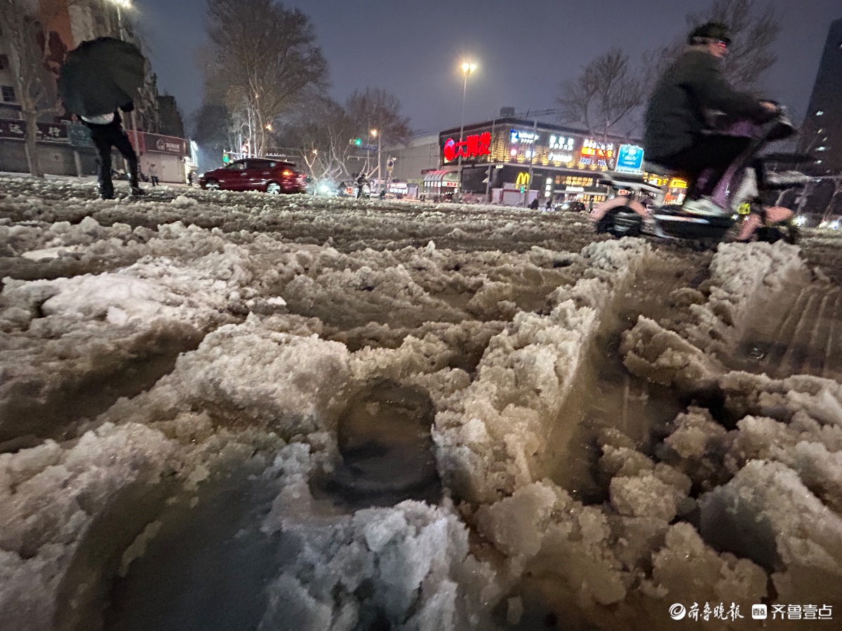 路面冰雪厚，市民扫雪忙     