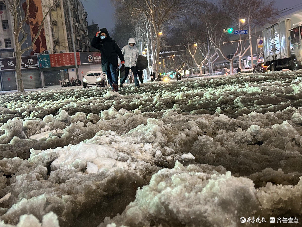 路面冰雪厚，市民扫雪忙     