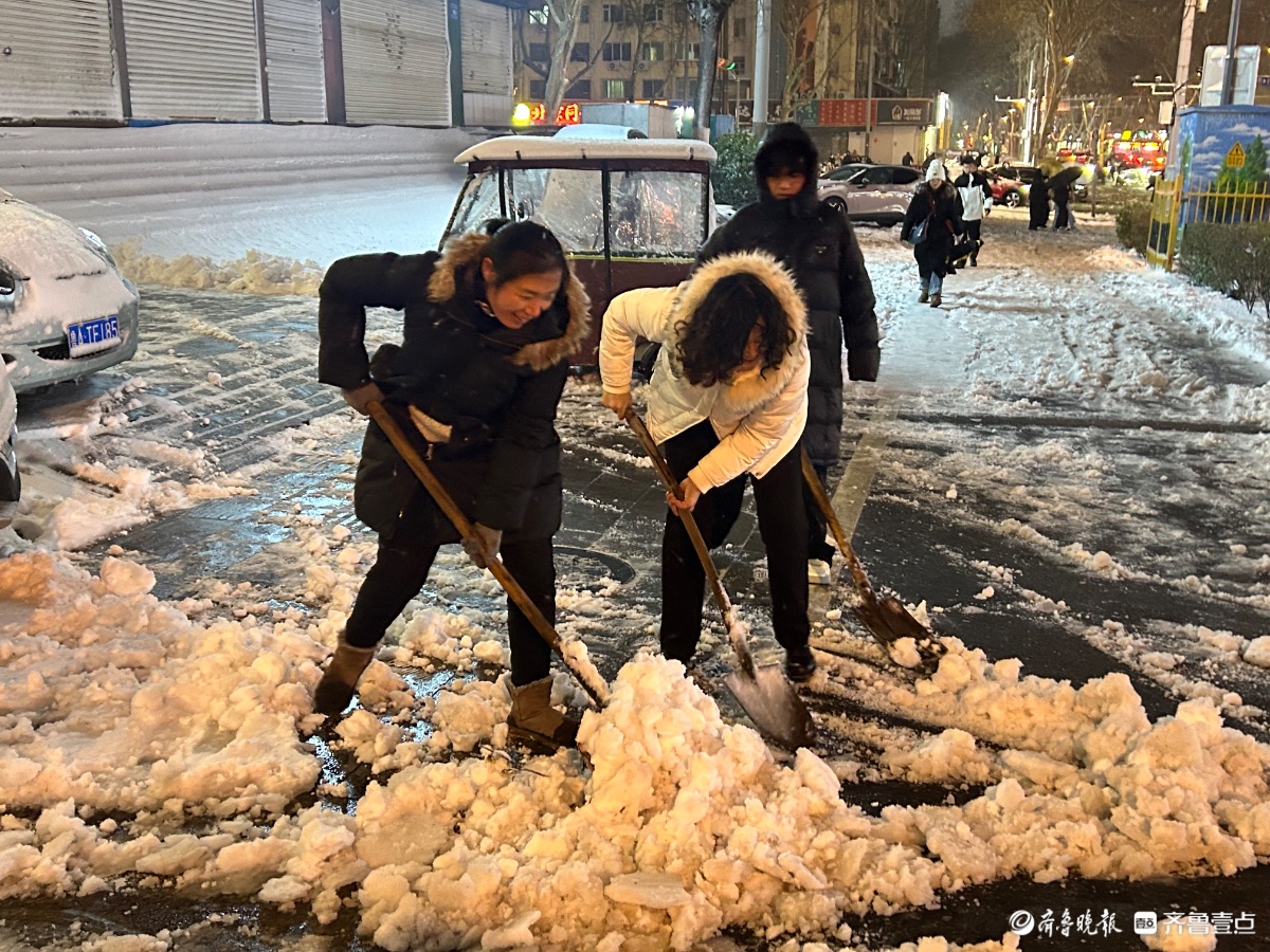 路面冰雪厚，市民扫雪忙     