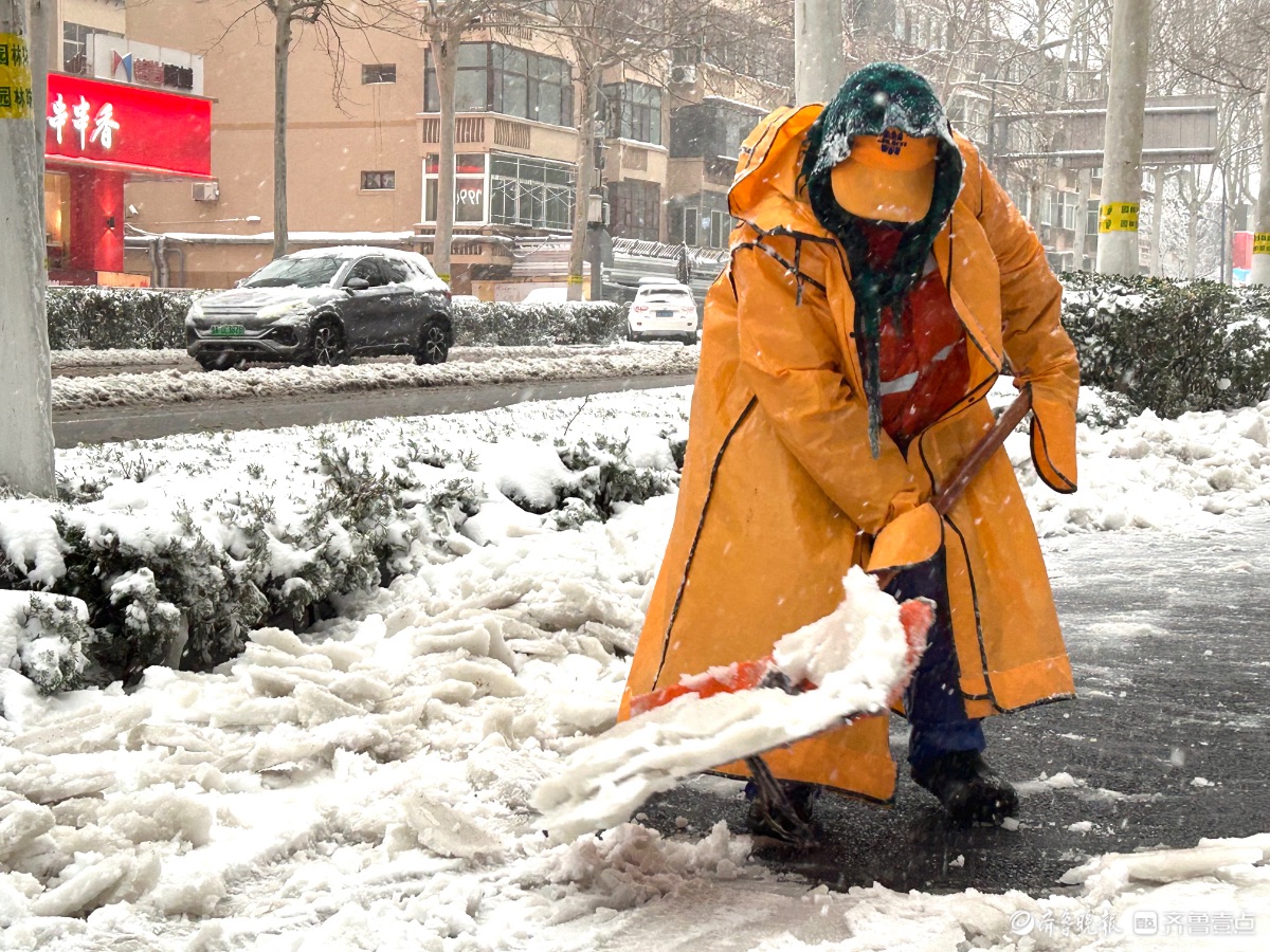 路面冰雪厚，市民扫雪忙     