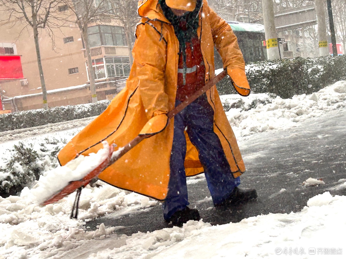 路面冰雪厚，市民扫雪忙     