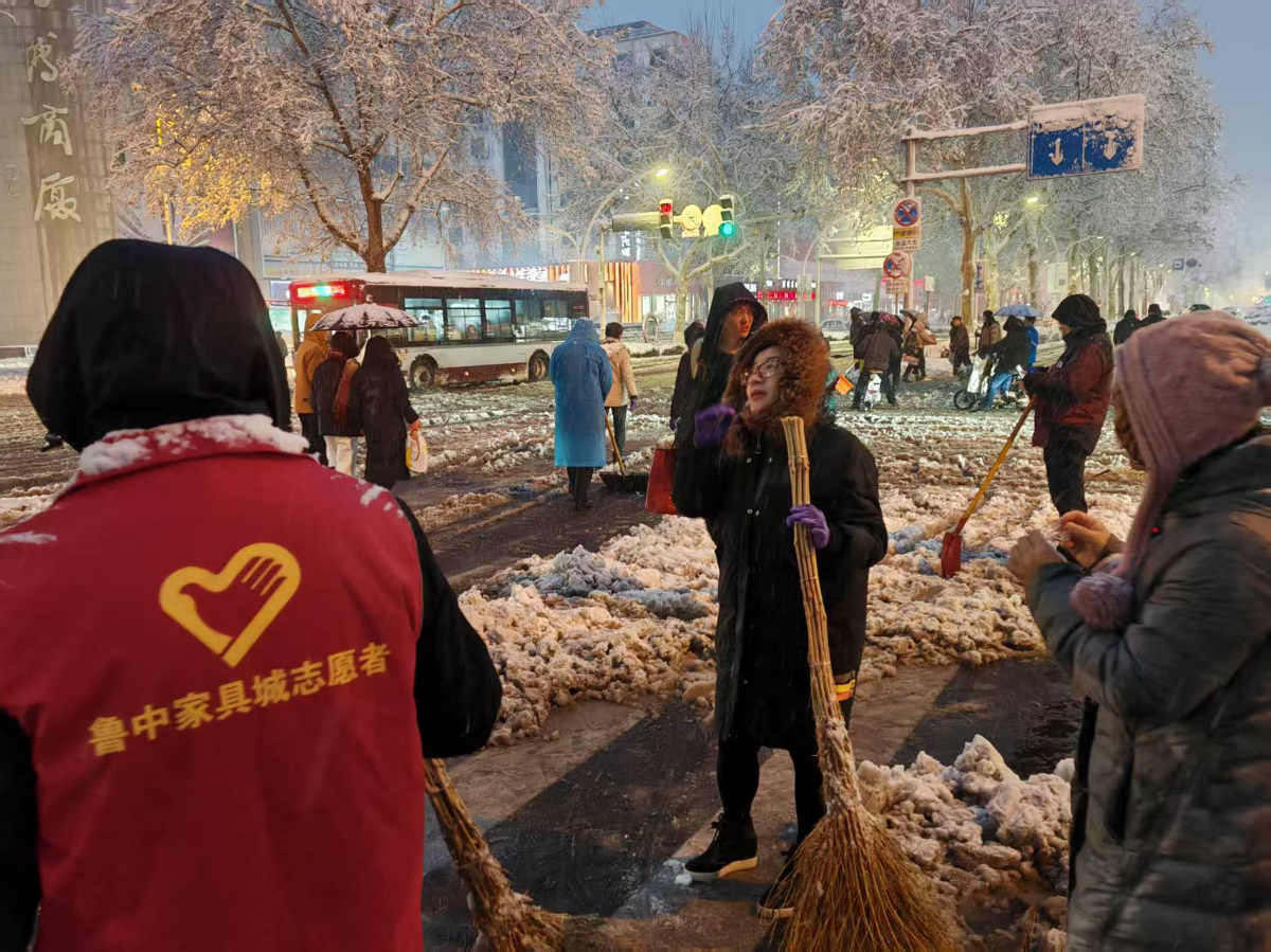 壹点图集｜淄博降雪仍在继续！扫雪大军出动保市民安全出行