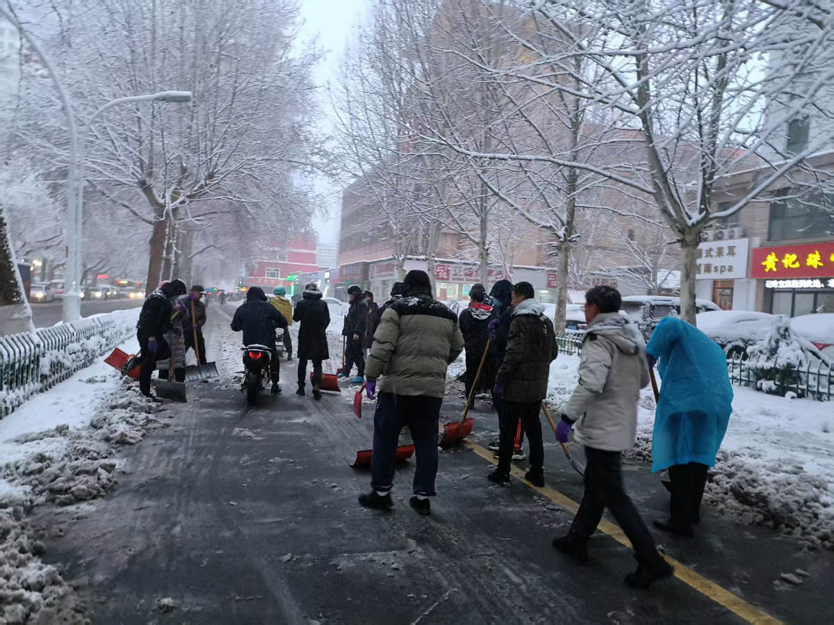 壹点图集｜淄博降雪仍在继续！扫雪大军出动保市民安全出行