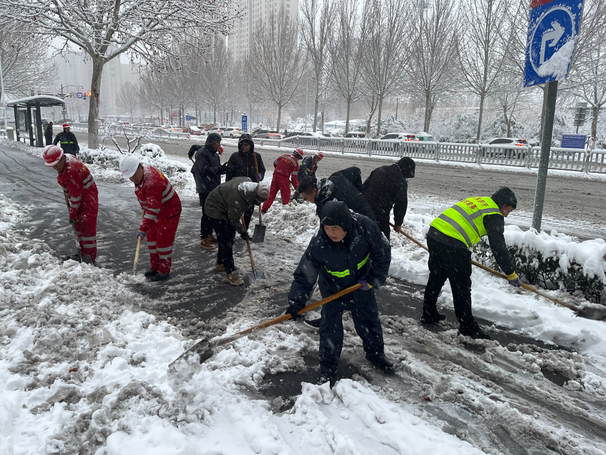 壹点图集｜淄博降雪仍在继续！扫雪大军出动保市民安全出行