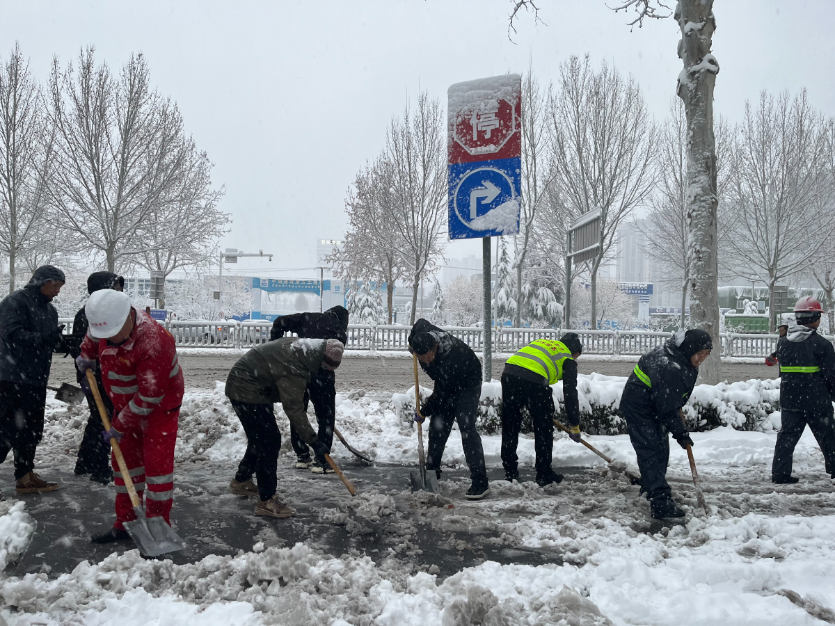 壹点图集｜淄博降雪仍在继续！扫雪大军出动保市民安全出行