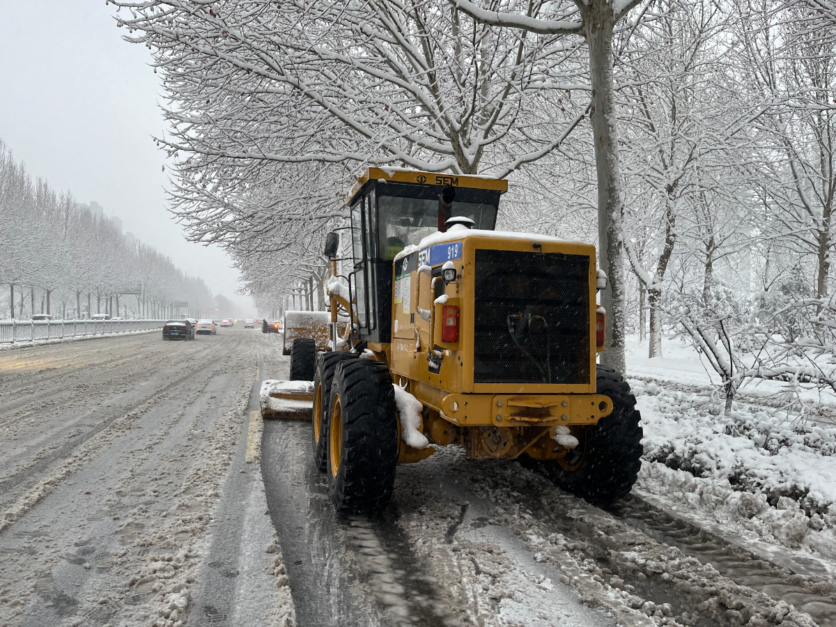 壹点图集｜淄博降雪仍在继续！扫雪大军出动保市民安全出行