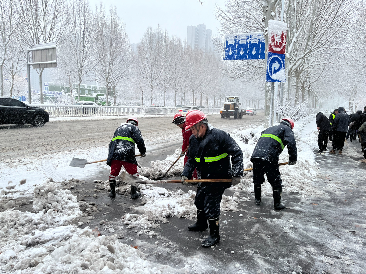 壹点图集｜淄博降雪仍在继续！扫雪大军出动保市民安全出行