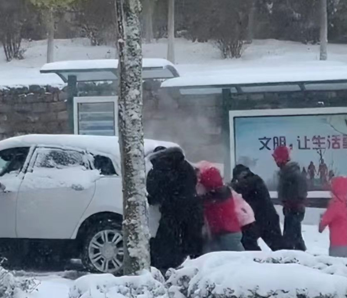山东省气象台于今天（3月2日）6时继续发布道路结冰黄色和寒潮蓝色预警：受寒潮天气影响，3月1日夜间我省已出现偏北大风，气温明显下降。预计3月2日至4日，我省寒潮天气仍将持续，同时伴随雨雪和大风天气，鲁西北、鲁中和半岛地区2日中午前后自北向南由雨转雪，将产生对交通有影响的积雪和道路结冰。
