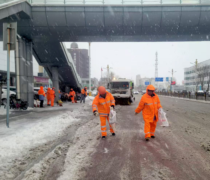 3月2日，东营市迎来寒潮雨雪天气，给全市人民交通出行和日常生活带来诸多不便。风雪无情，城市有爱。为积极应对冰雪天气影响，维护正常生产生活和道路交通秩序，保障群众安全出行，东营市迅速开展全民扫雪除冰行动。