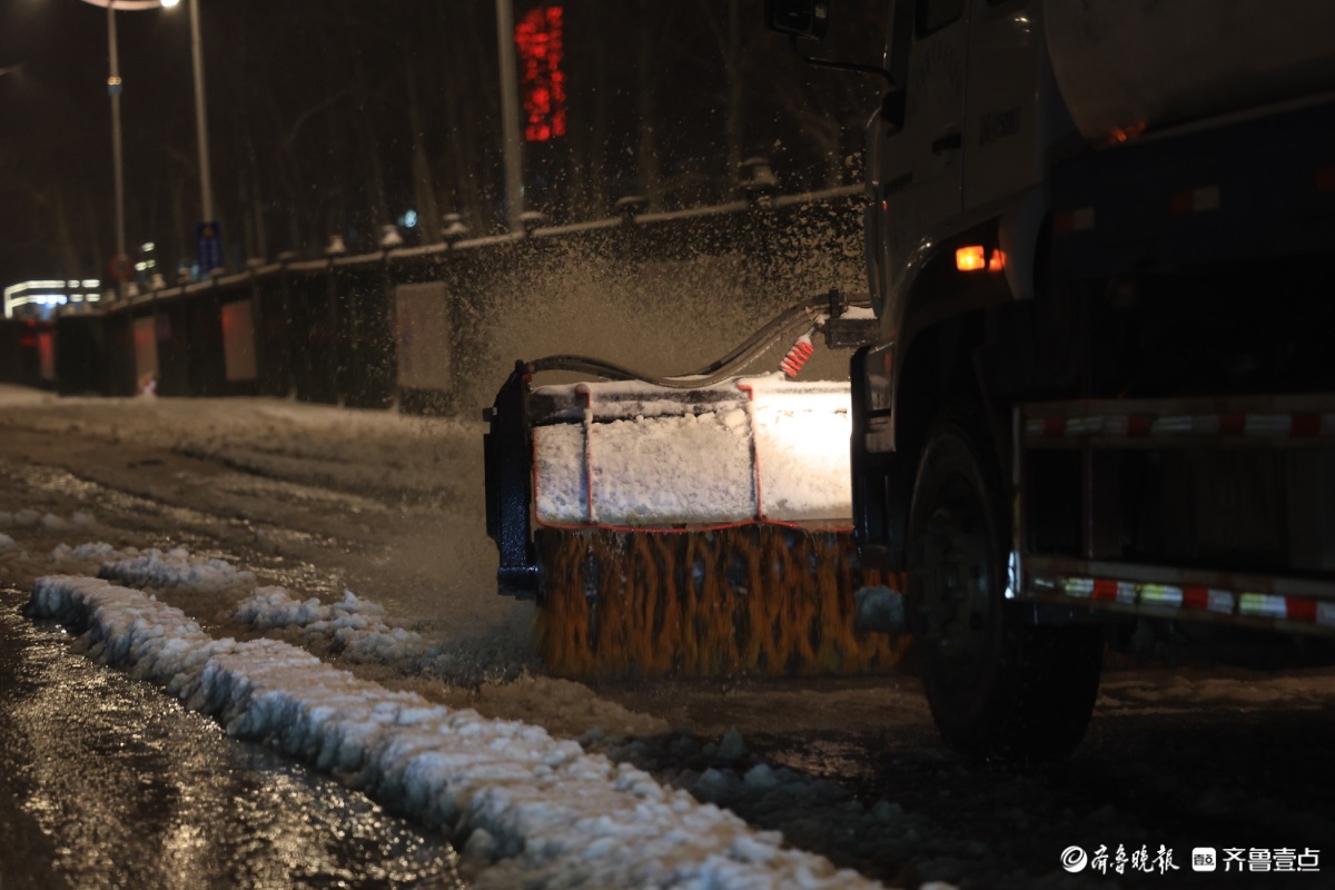 济南经十东路清雪设备齐上阵，应对暴雪天气保畅通