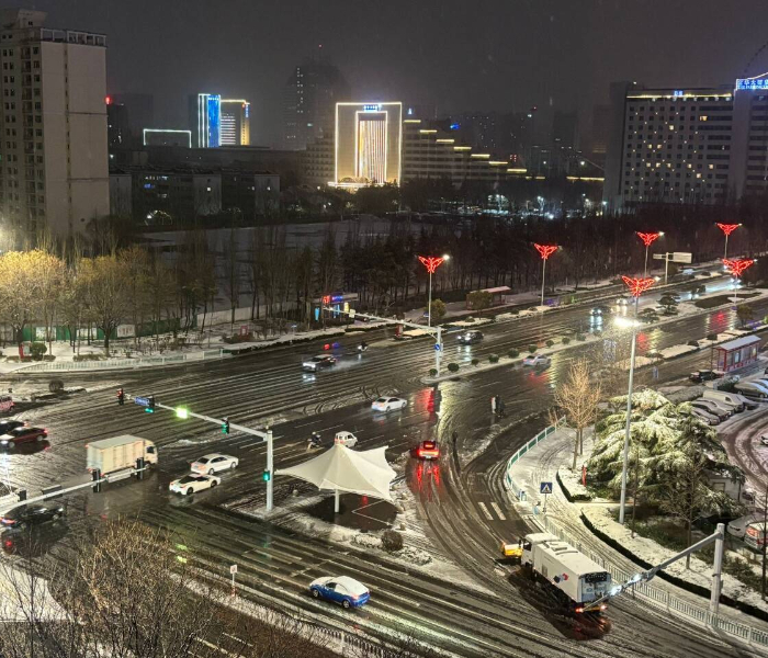 3月2日，潍坊迎来降雪。2日天夜间有小到中雪，3日夜间至4日仍有降雪出现。潍坊各地积极行动，应对雨雪天气。