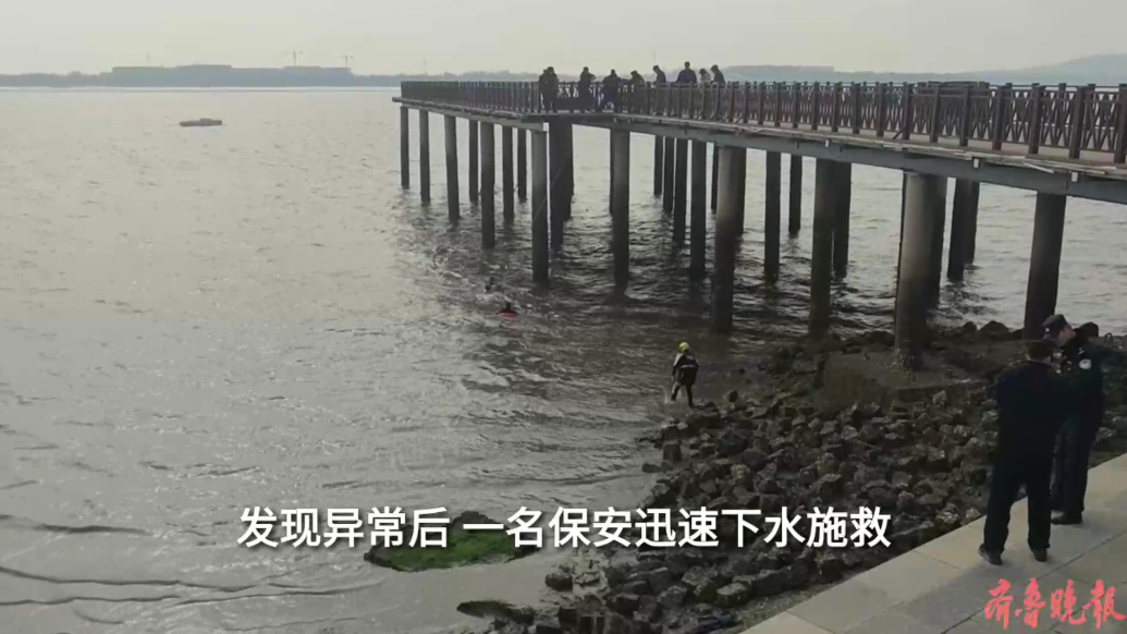 果然视频|女子落水被困海中，众人合力将其救上岸