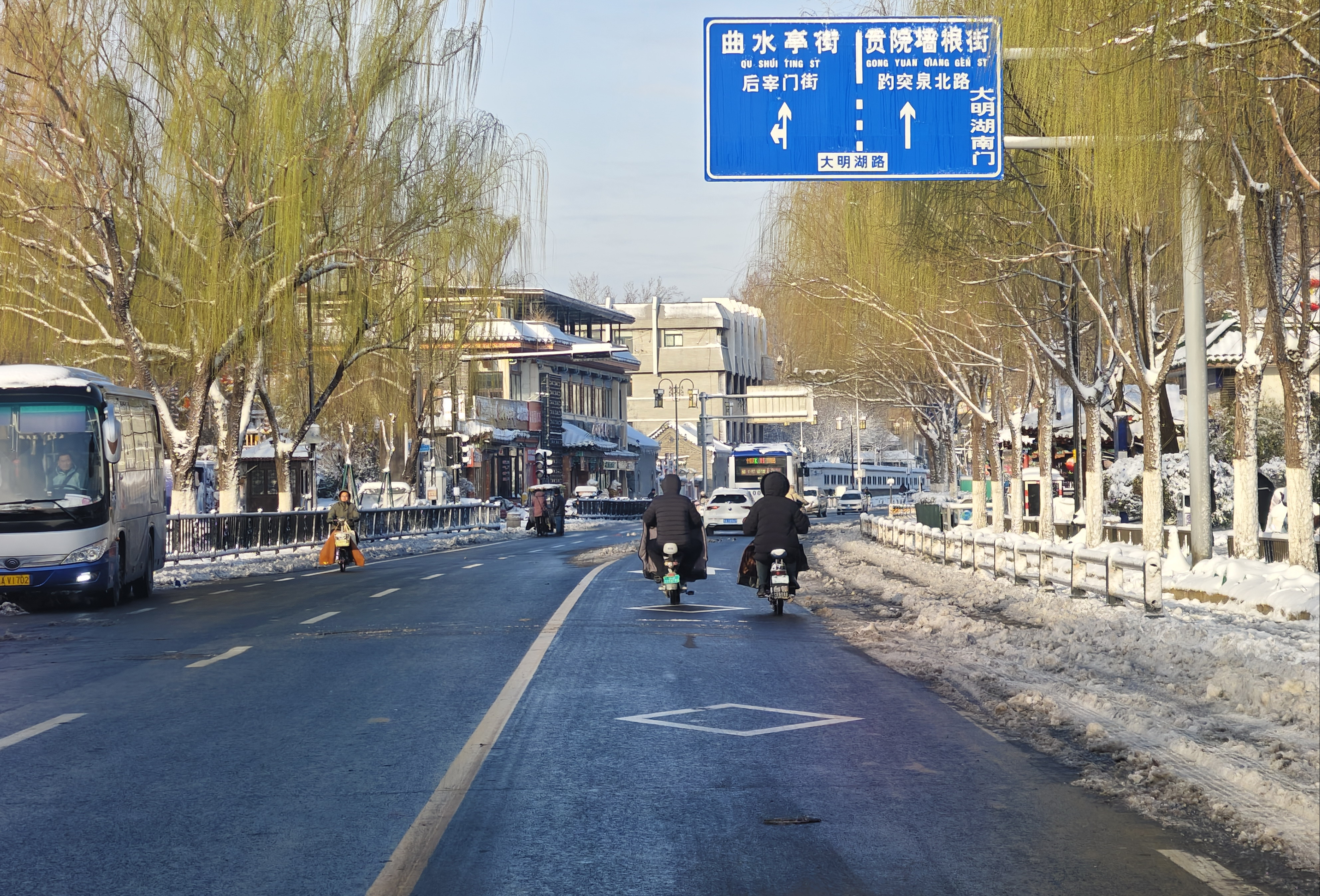 主干道已畅通无阻，记者实地探访济南雪后上班路