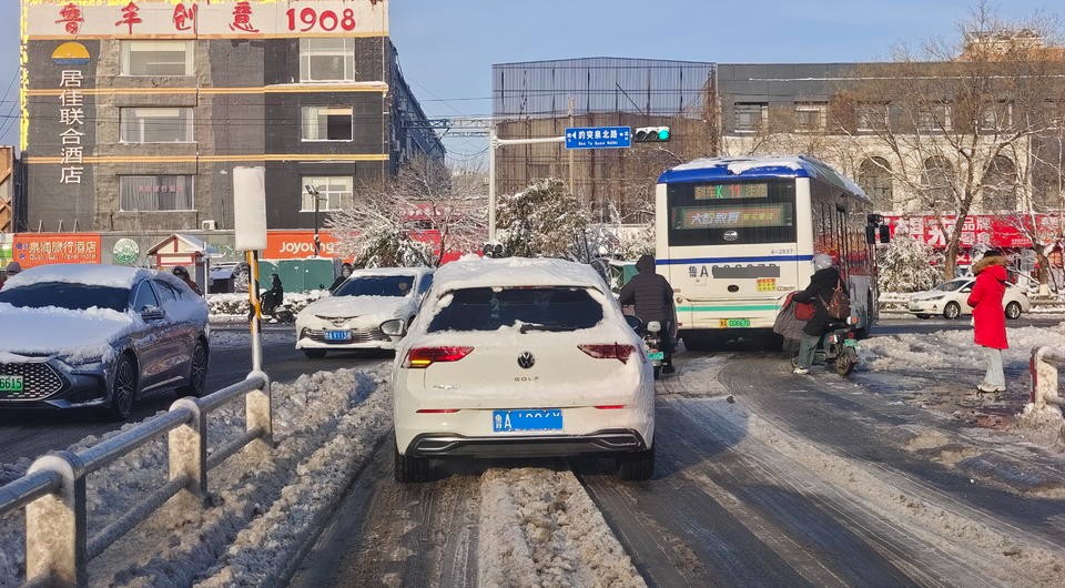 主干道已畅通无阻，记者实地探访济南雪后上班路