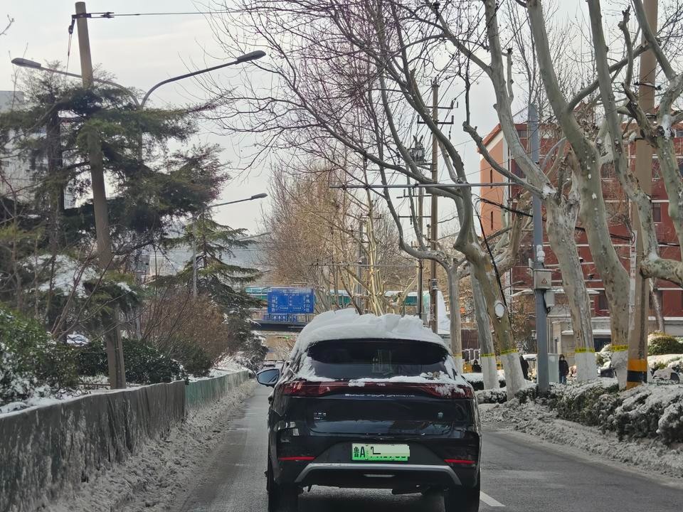 主干道已畅通无阻，记者实地探访济南雪后上班路