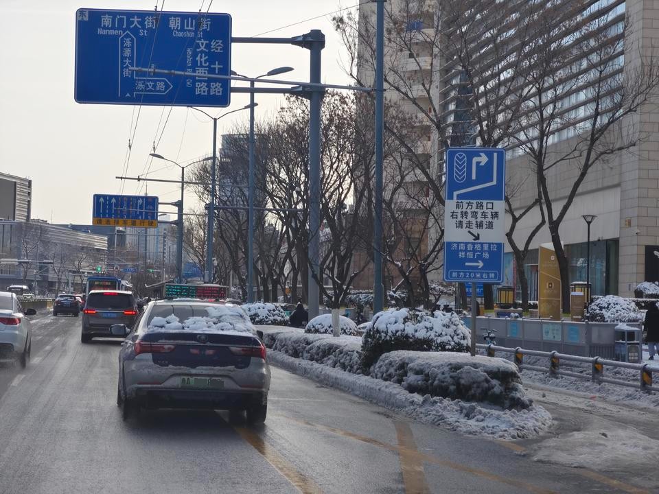 主干道已畅通无阻，记者实地探访济南雪后上班路