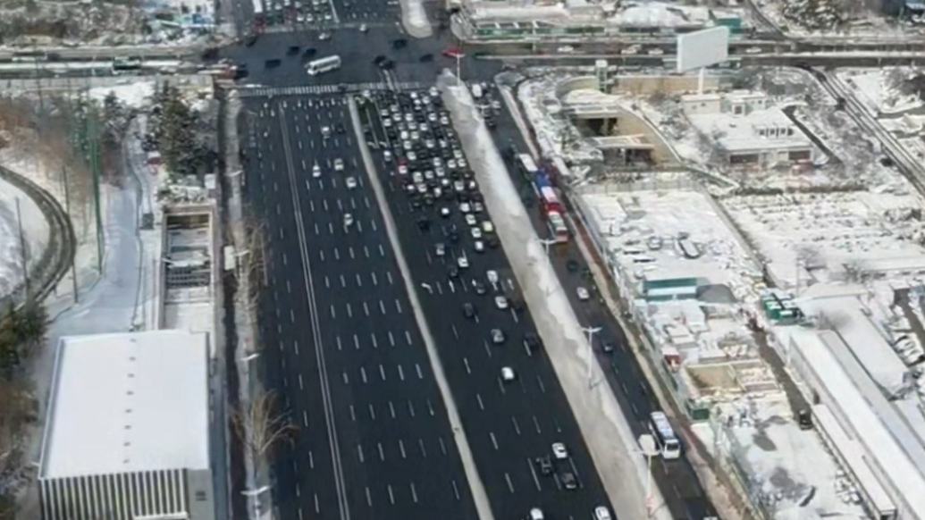 果然视频|航拍大雪后的经十路早高峰，除雪后道路畅通无阻