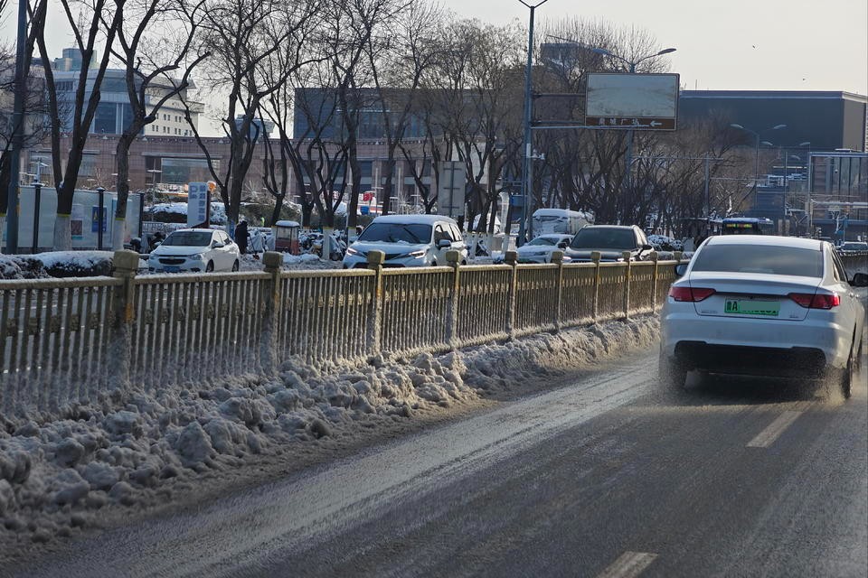 主干道已畅通无阻，记者实地探访济南雪后上班路