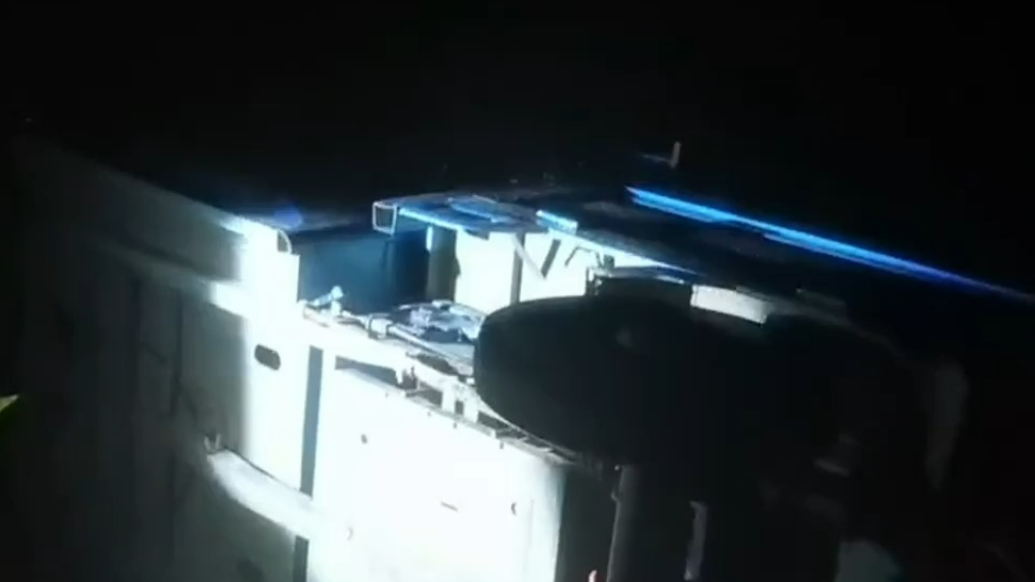 菏泽大风导致三轮车侧翻，执勤民警暖心救援