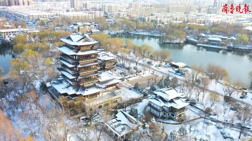 果然视频|大雪后的济南大明湖，仿佛天然水墨画卷素雅而高洁