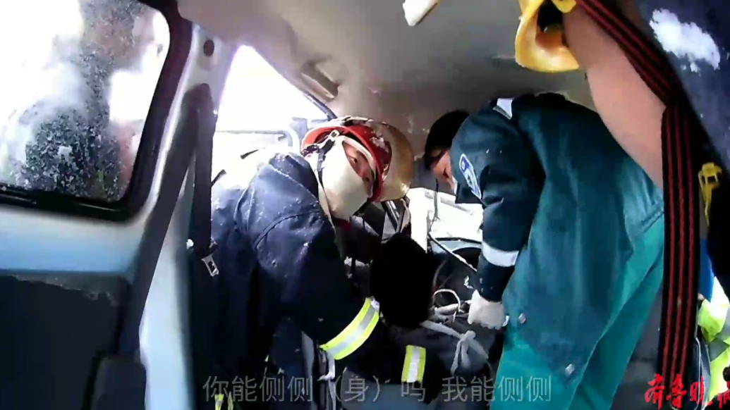 果然视频|简易棚被积雪压坏砸中面包车，消防员到场救出被困者