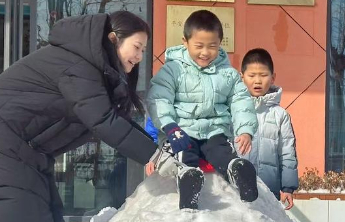 东营区文苑幼儿园开展“邂逅雪滑梯”活动