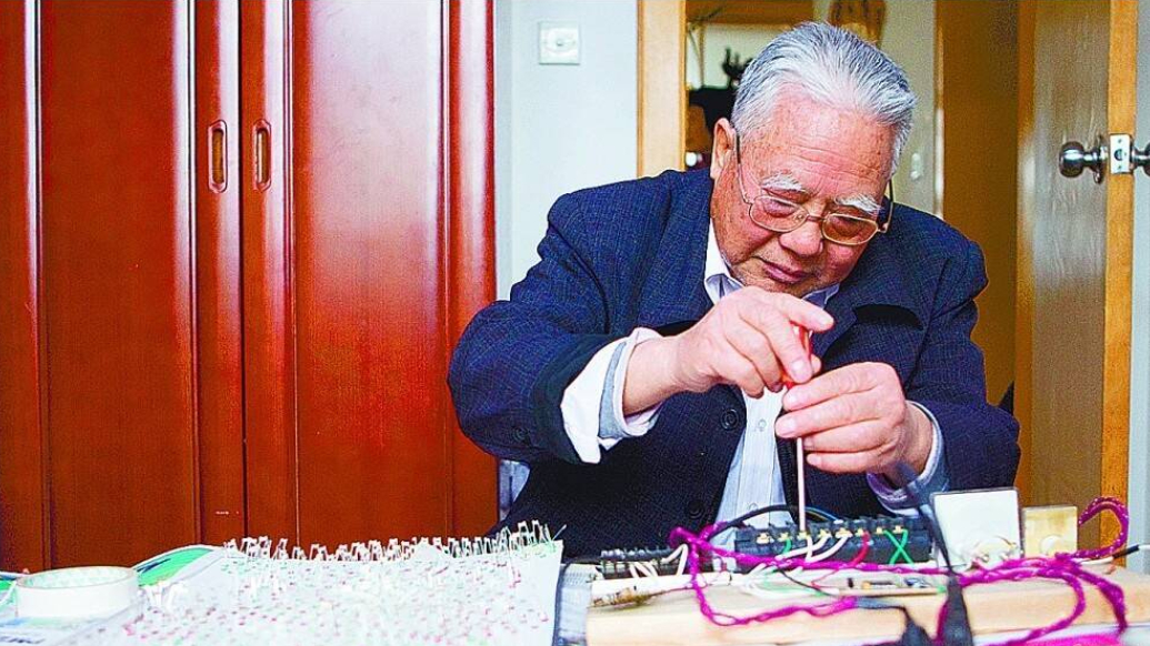 青岛凡人歌｜免费帮邻居修家电！这件“小事”，他一干就是60年