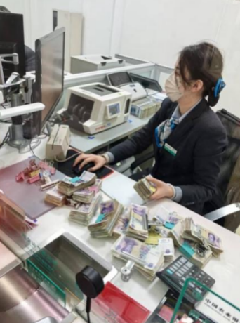 农行济南相公庄支行：倾情服务，收取大额零钱获客户点赞