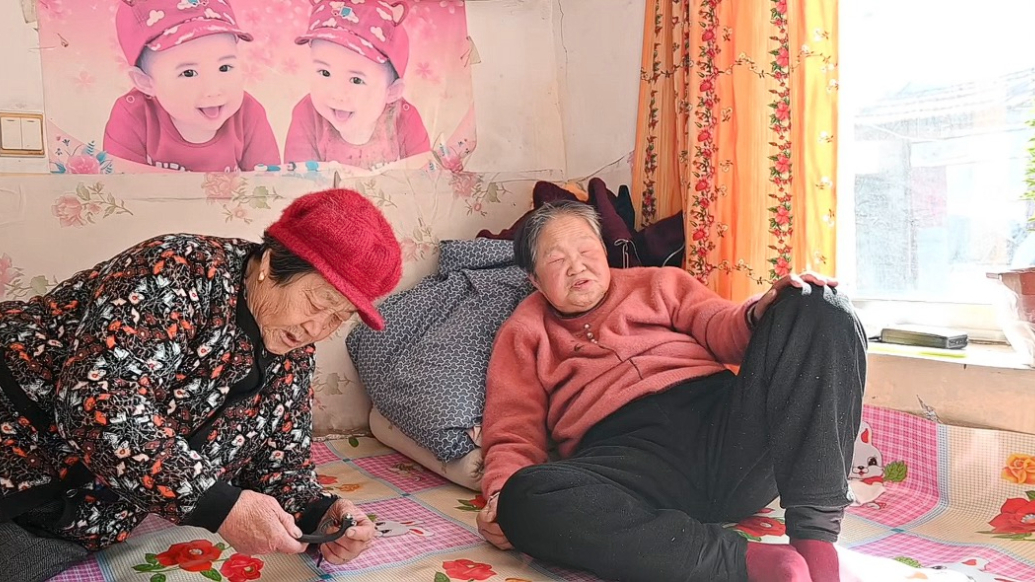琴视频｜青岛一位普通农家妇女，照顾失明邻居十多年