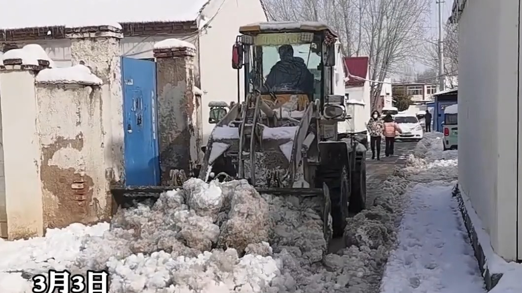 果然视频|潍坊一村民主动开自家铲车义务除雪，赢得村民点赞