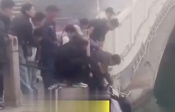 聊城东昌湖畔上演生死时速，网约车司机与路人合力救起落水少年