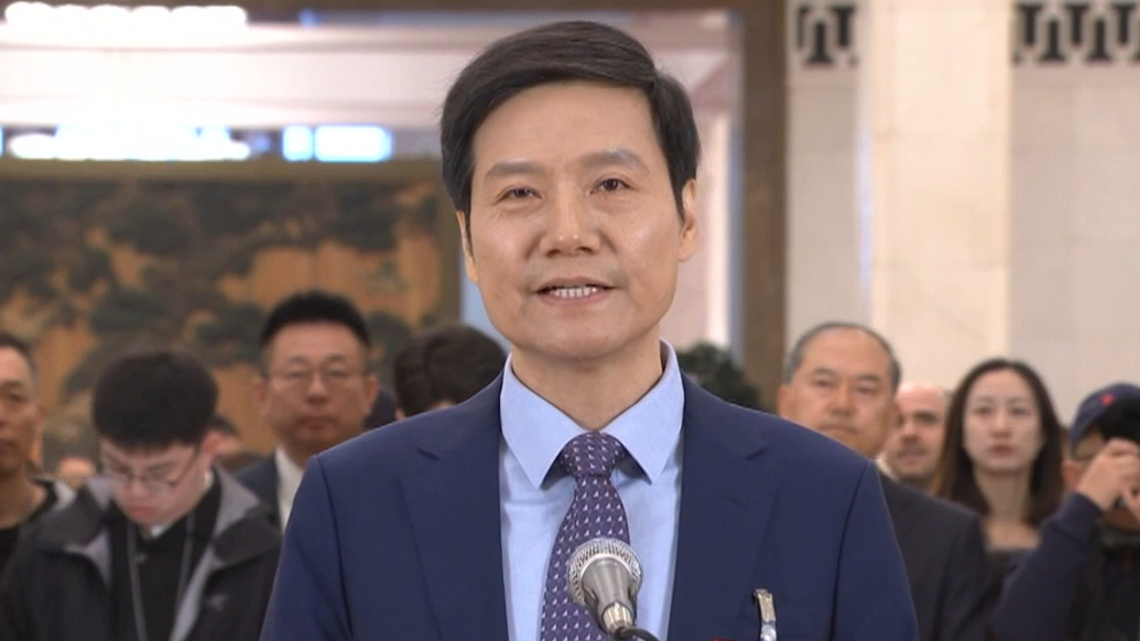 果然视频|全国人大代表雷军亮相首场“代表通道”：全球每卖出7部手机，就有1部小米