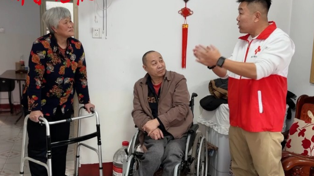 果然视频｜每月两次接送就医，龙口“莲心陪诊”温情相助瘫痪老人