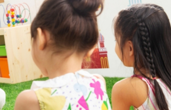 政府工作报告首提“逐步推行免费学前教育”，将如何落实？