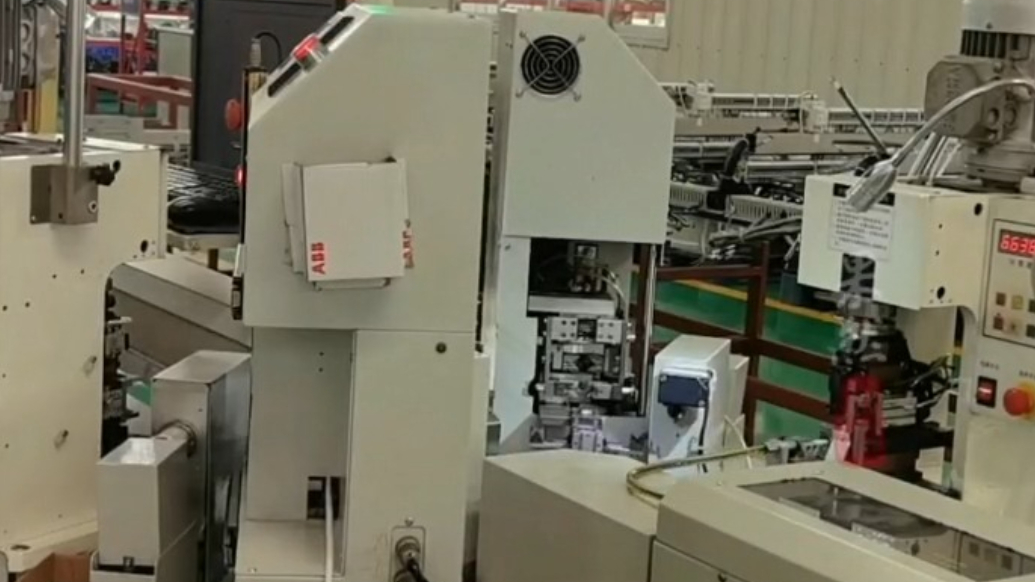 民企显身手|智能“钢铁军团”加持，零部件精密度达0.2微米