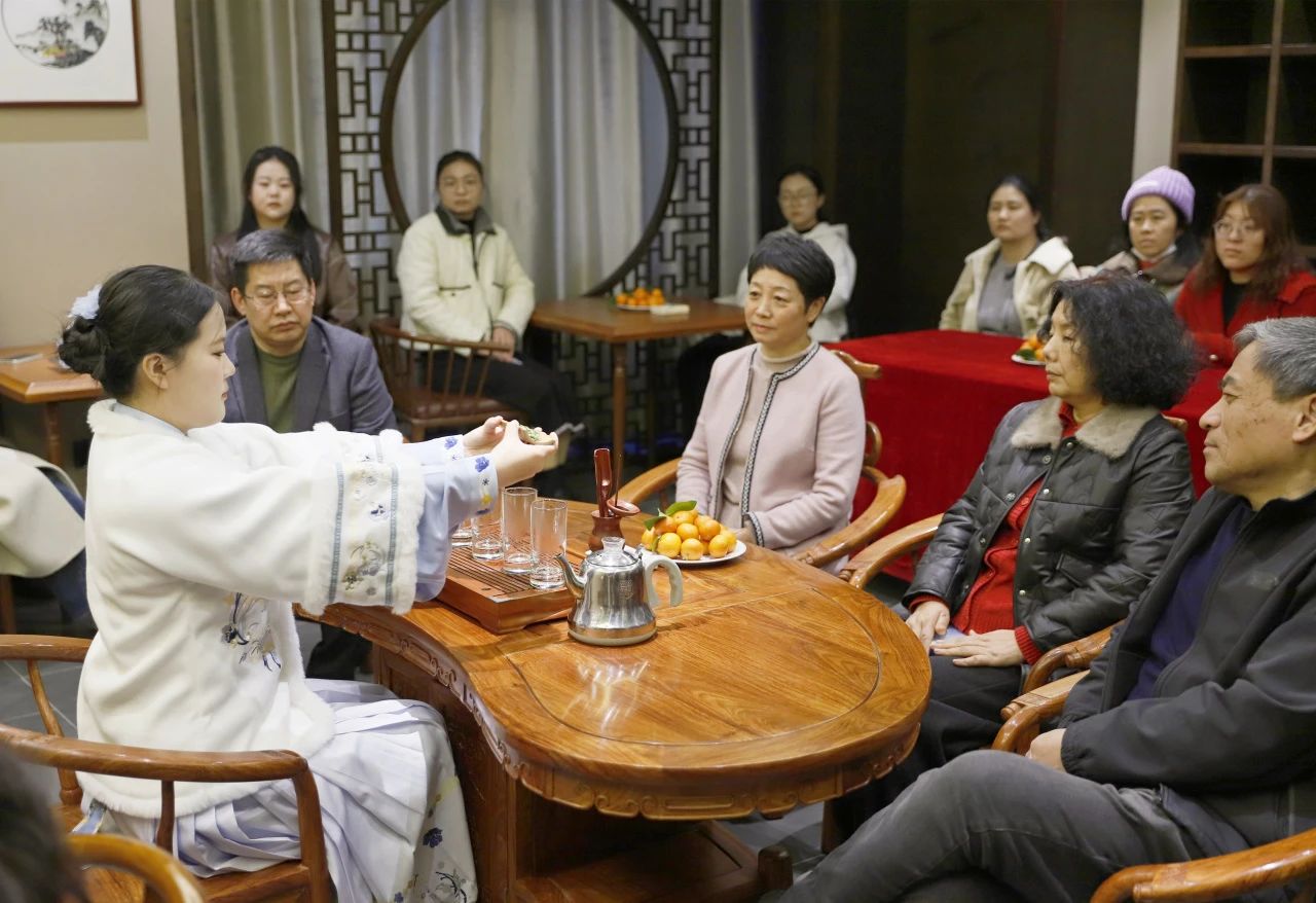 山东服装职业学院举办庆祝“三八”国际妇女节茶艺展演活动