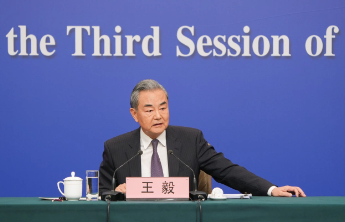 王毅：国际社会应更多聚焦“两国方案”