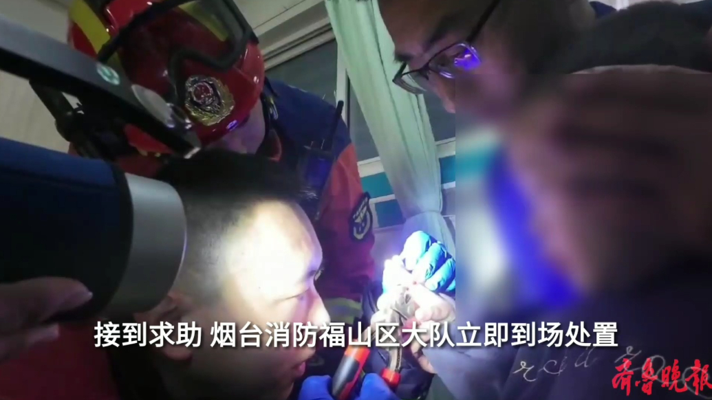 果然视频|男童被地漏“咬”住手指，消防员耐心剪切帮其脱困
