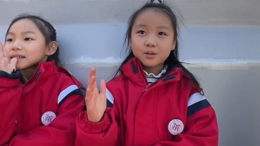 果然视频丨三八妇女节问问小学生，女老师的衣服多不多？