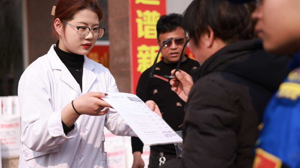 果然视频|“三八”国际劳动妇女节，他用这种方式致“镜”册山