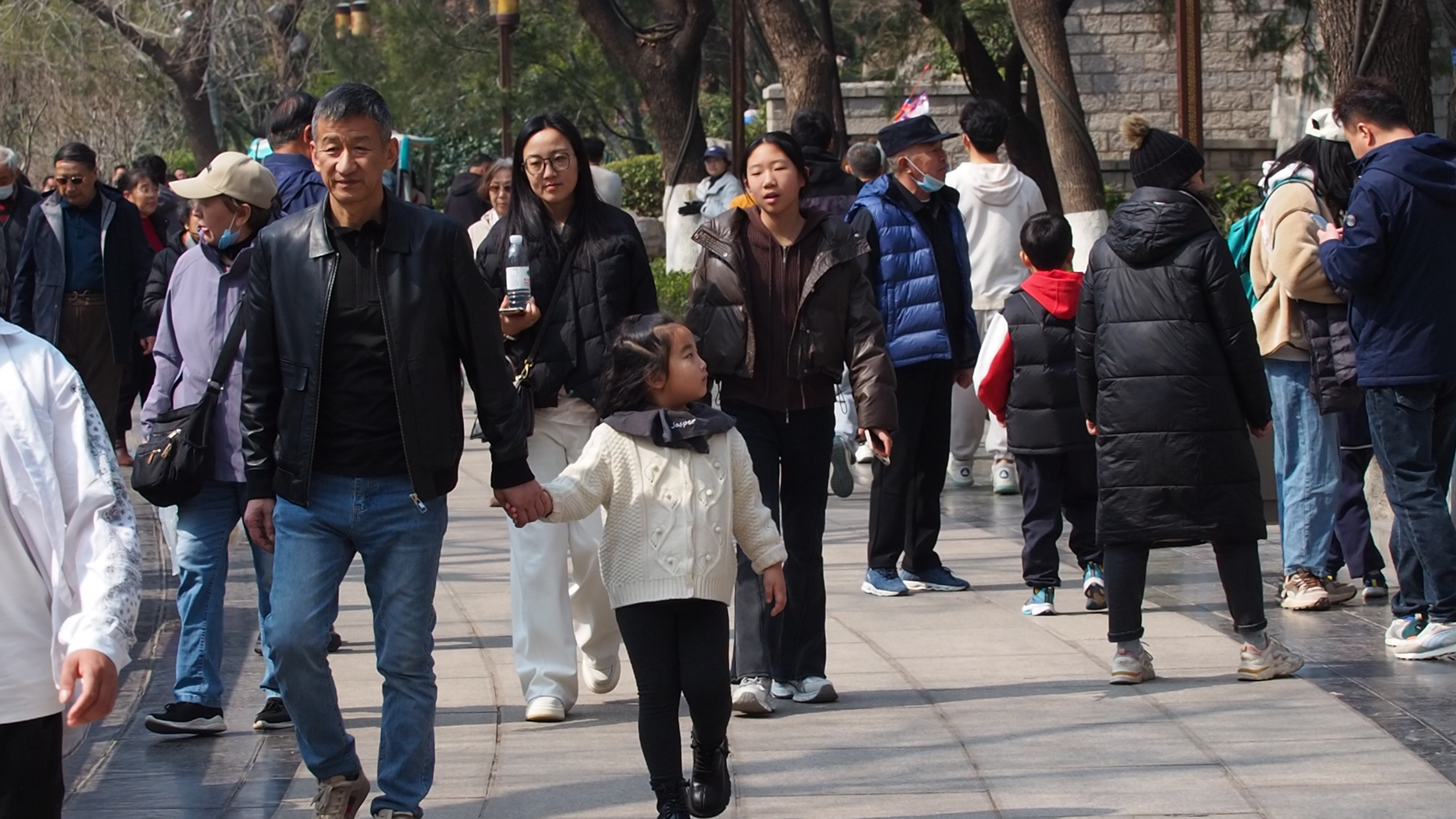 济南春光如此明媚，大批市民阖家出动欣赏湖畔春色