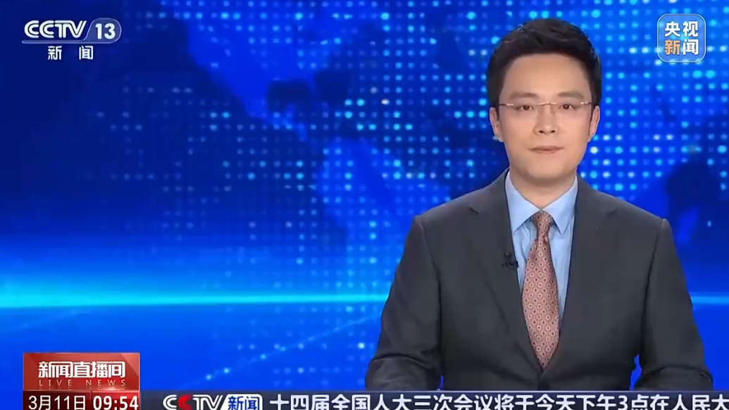 无人机近距离拍摄到野生赤狐雪地活动影像
