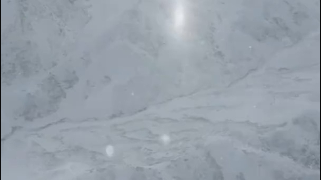 无人机穿越云海，瞰无声落雪
