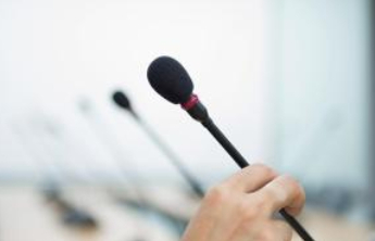 十四届全国人大三次会议闭幕会表决通过关于最高人民法院工作报告的决议