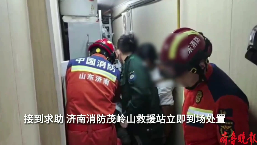 果然视频|女子不慎被压面机“咬”手，消防员到场拆“机”施救