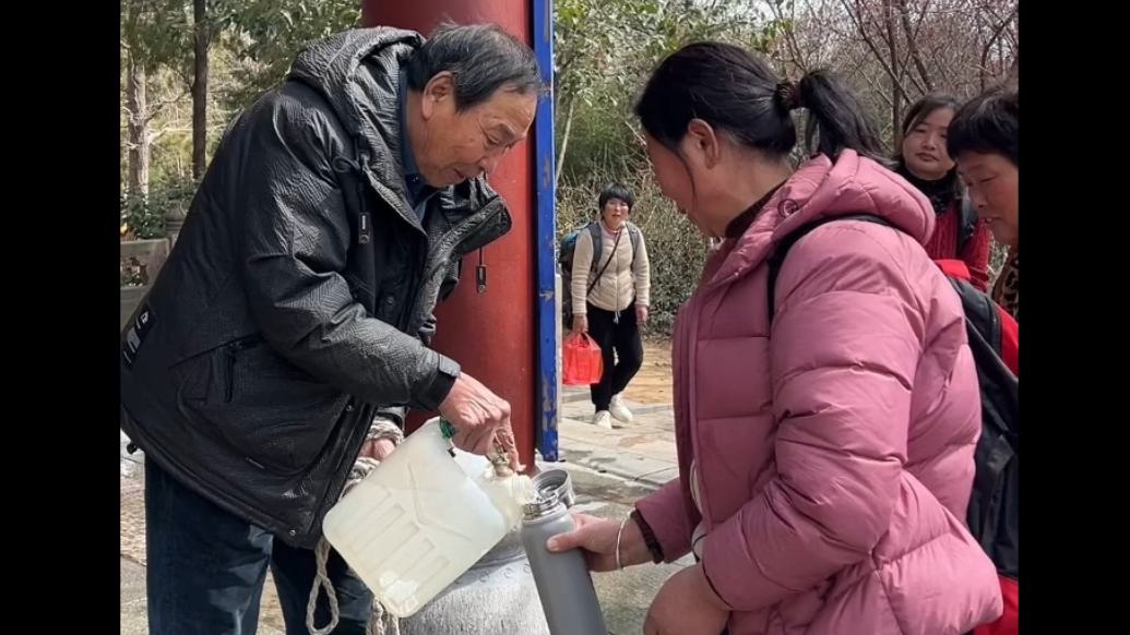 果然视频｜一群大妈在泰山游玩口渴，遇到大爷打井水