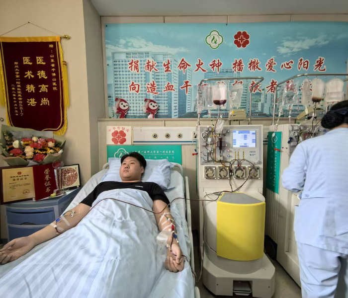 3月13日，山东第一医科大学第一附属医院造血干细胞采集中心内，血细胞分离机发出轻微的嗡鸣声。19岁的栾宇翔双臂连接着透明导管，鲜红的血液在循环管路中流淌，最终缓缓汇入储血袋。这位山东劳动职业技术学院电气及自动化系大二学生，以一场跨越血缘的生命接力，成为济南市第195例造血干细胞捐献者，同时以“入库时年龄最小”“捐献时年龄最小”，刷新了济南市造血干细胞捐献“双纪录”。