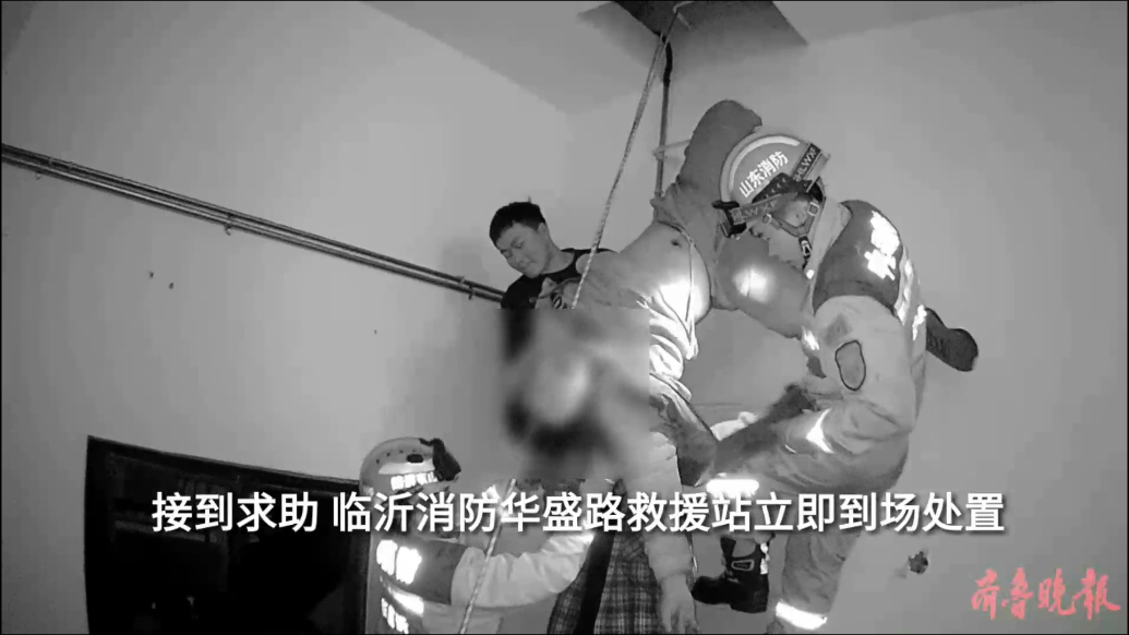 果然视频|男子腿卡天台楼梯空隙处，众人合力悬绳施救