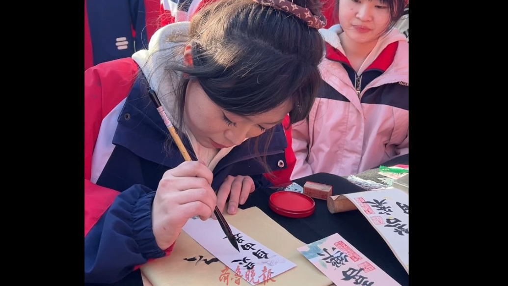 果然视频丨高中创意市集，学生书写书签售卖火热