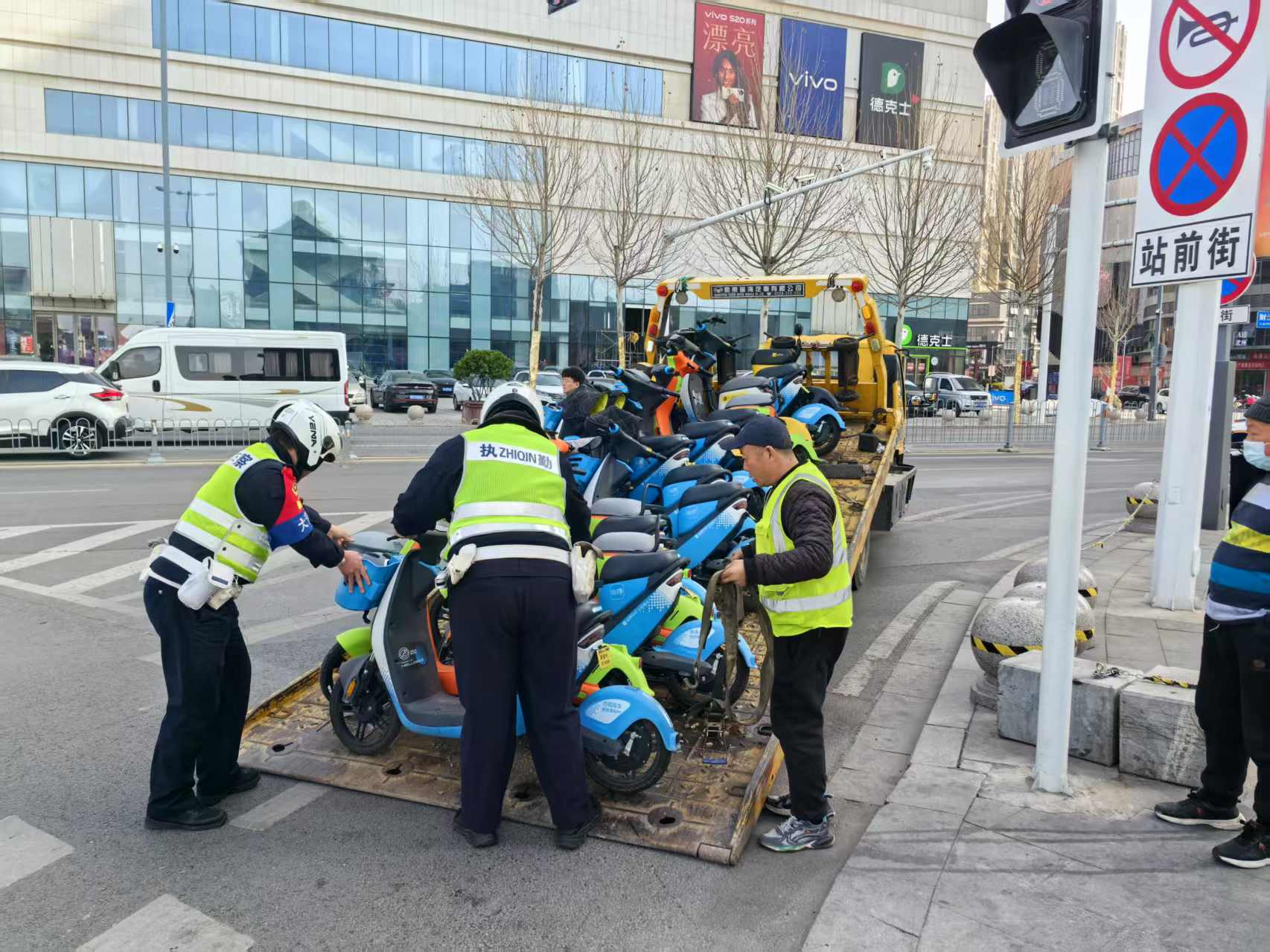 泰安交警城西大队开展非机动车乱停乱放专项整治行动